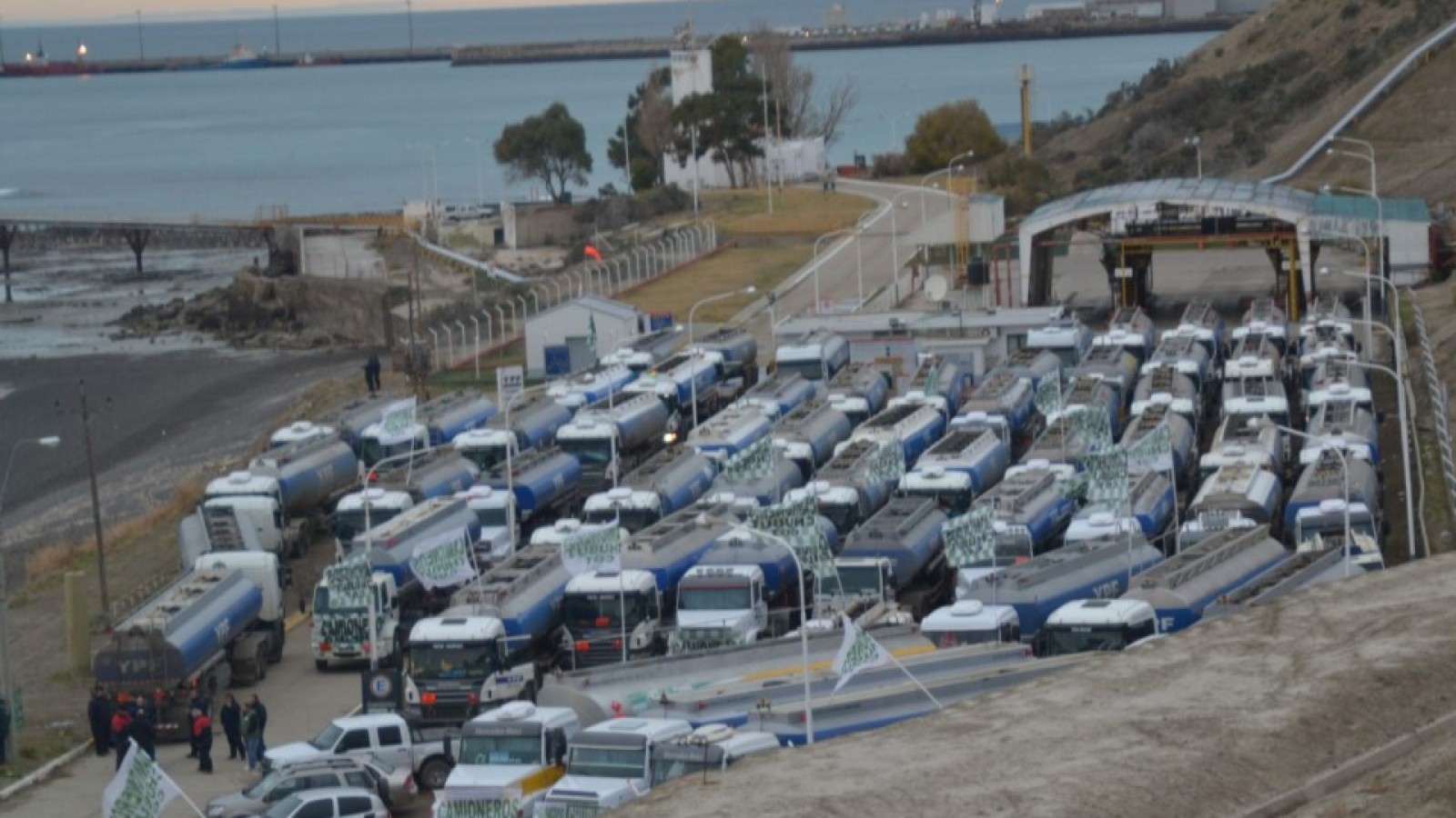Docentes bloquearán la salida de combustibles de Comodoro pero piden "disculpas"